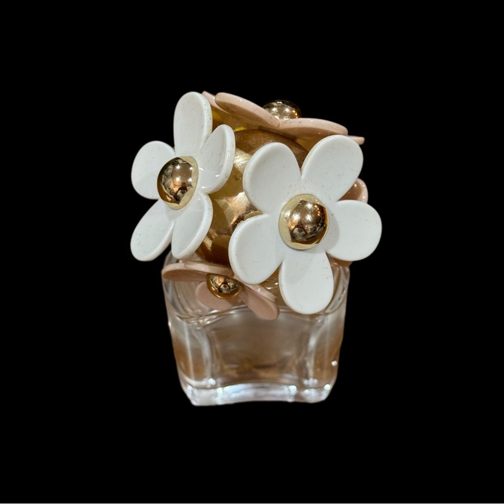 Empty Marc Jacobs Daisy Perfume with Cream and Yellow Floral Cap - Picture 7 of 7